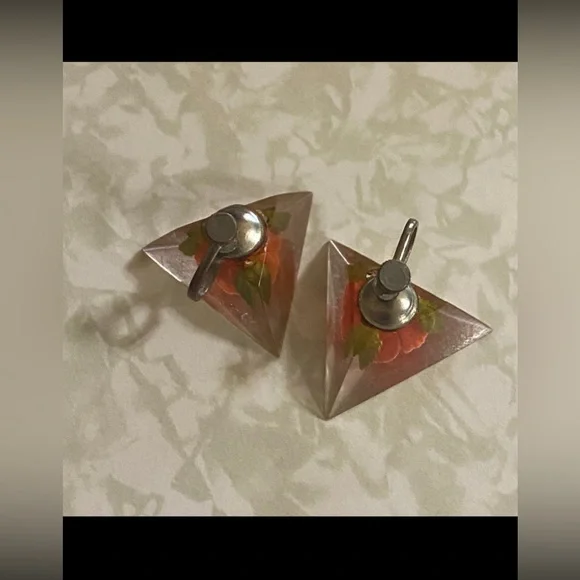 🪷 Vintage Lucite Flower Screw Back Earrings #6208 - Picture 3 of 6